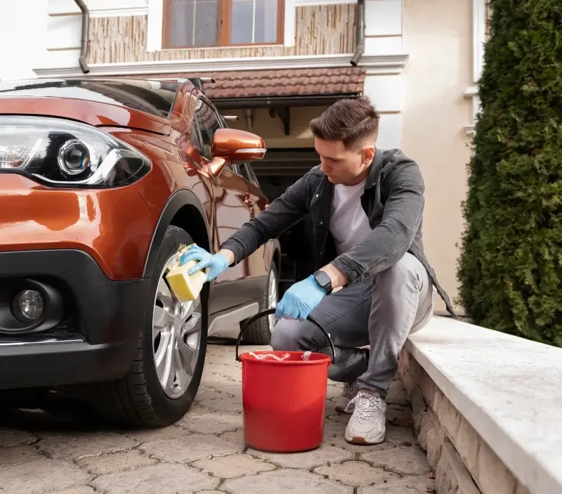 Lavage auto à domicile Wavrin : professionnel intervenant sur un véhicule